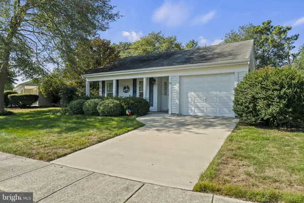 Property Slideshow image 3 of 30 | 33 dunstable rd, Southampton, NJ, 08088