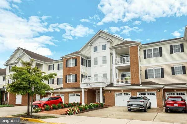 Property Slideshow image 3 of 42 | 15211 royal crest dr unit 405, Haymarket, VA, 20169