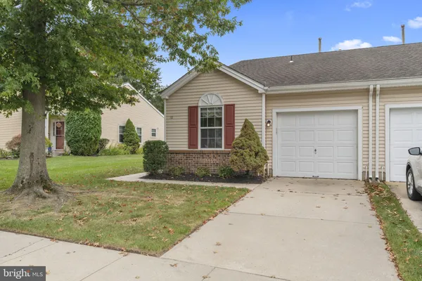 Property Slideshow image 3 of 25 | 10 yarrow pl, Mount Laurel, NJ, 08054