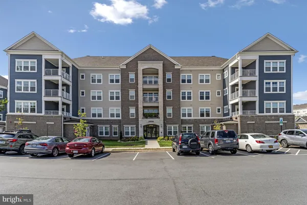 Property Slideshow image 2 of 27 | 21914 hawksbill high cir unit 304, Sterling, VA, 20164