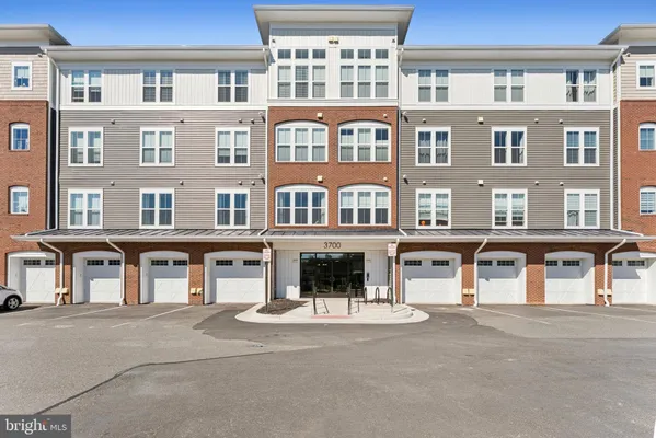 Property Slideshow image 2 of 25 | 3700 havertill ln # 1201, Woodbridge, VA, 22193