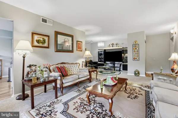 Property Slideshow image 3 of 33 | 15300 beaverbrook ct 88-2e, Silver Spring, MD, 20906