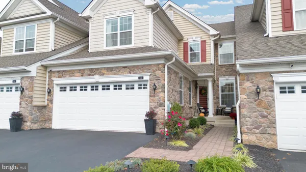 Property Slideshow image 2 of 69 | 332 joshua tree dr, Collegeville, PA, 19426