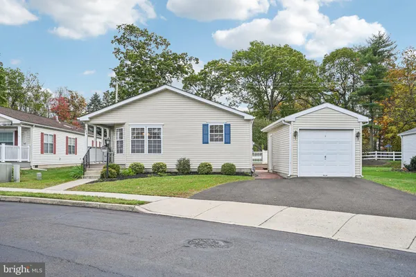 Property Slideshow image 3 of 64 | 1099 jfk dr, North Wales, PA, 19454