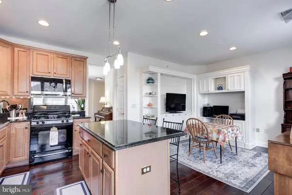 Property Slideshow image 3 of 48 | 2540 kensington gdns 406, Ellicott City, MD, 21043