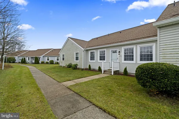 Property Slideshow image 3 of 28 | 84 parkway dr b, Freehold, NJ, 07728