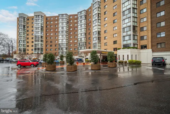 Property Slideshow image 3 of 44 | 15100 interlachen dr # 4-521, Silver Spring, MD, 20906