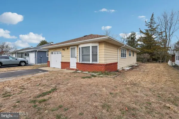 Property Slideshow image 2 of 26 | 192 charlotteville dr, Toms River, NJ, 08757