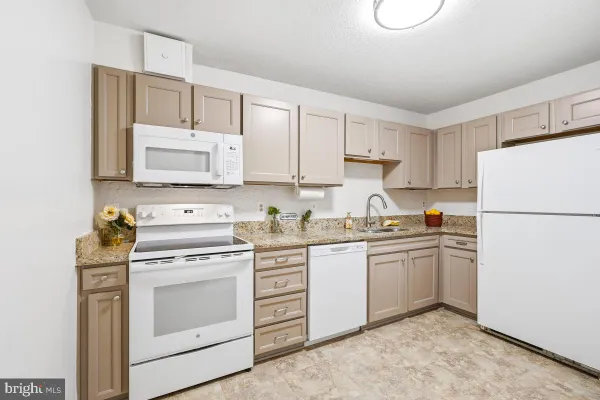 Property Slideshow image 3 of 31 | 15107 interlachen dr 2-215, Silver Spring, MD, 20906