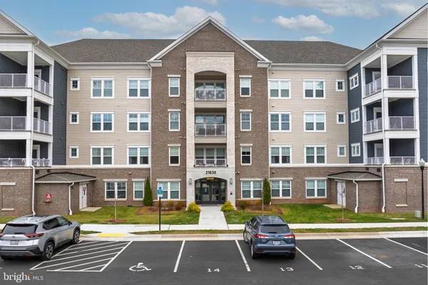 Property Slideshow image 2 of 58 | 21630 hawksbill high cir unit 403, Sterling, VA, 20164