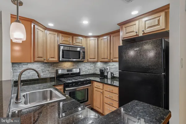Property Slideshow image 2 of 31 | 20102 delaire landing rd 102, Philadelphia, PA, 19114
