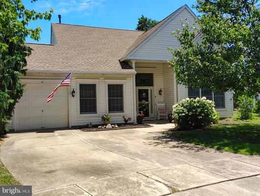 Property Slideshow image 3 of 37 | 8 parkview cir, Columbus, NJ, 08022