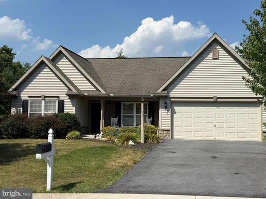 Property Slideshow image 2 of 10 | 32 loganberry ct, Womelsdorf, PA, 19567