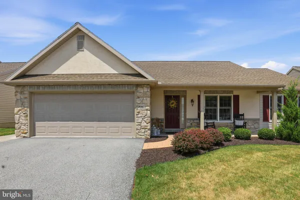 Property Slideshow image 2 of 34 | 726 heather rdg, Manheim, PA, 17545