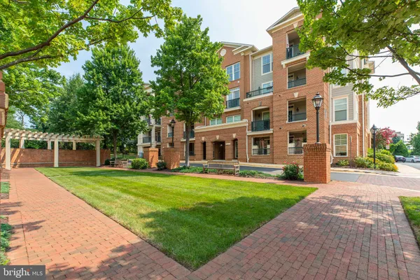 Property Slideshow image 2 of 45 | 2901 saintsbury plz 206, Fairfax, VA, 22031