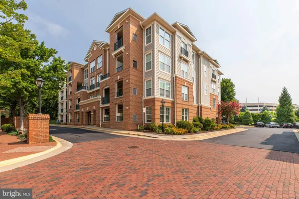 Property Slideshow image 3 of 45 | 2901 saintsbury plz 206, Fairfax, VA, 22031