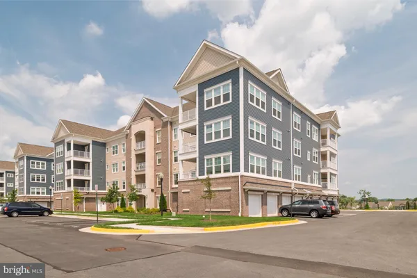 Property Slideshow image 3 of 52 | 21630 hawksbill high cir 406, Sterling, VA, 20164