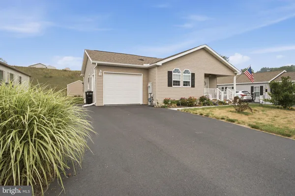 Property Slideshow image 3 of 28 | 105 glenridge dr, Carlisle, PA, 17015