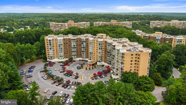 Property Slideshow image 2 of 32 | 15100 interlachen dr 4-117, Silver Spring, MD, 20906