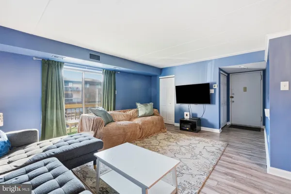 Property Slideshow image 3 of 23 | 58102 delaire landing rd 102, Philadelphia, PA, 19114