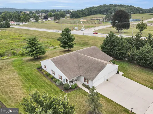 Property Slideshow image 3 of 38 | 1411 chami dr, Spring Grove, PA, 17362
