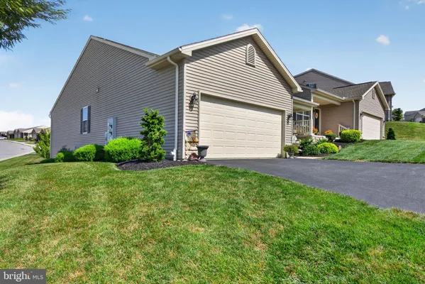 Property Slideshow image 3 of 42 | 107 shetland dr 106, Red Lion, PA, 17356