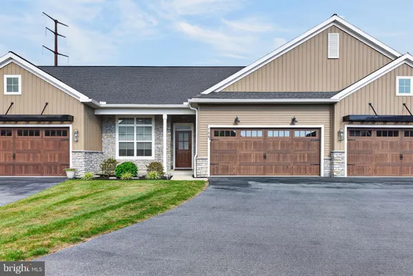Property Slideshow image 3 of 37 | 766 aurora dr, Mechanicsburg, PA, 17055