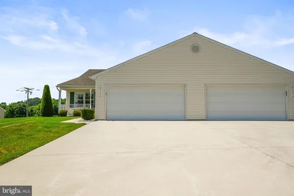 Property Slideshow image 3 of 33 | 1352 pleasant view dr 80, Spring Grove, PA, 17362