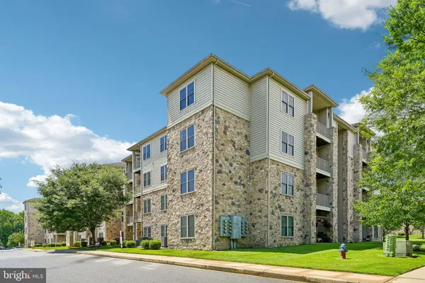 Property Slideshow image 2 of 27 | 1000 fountainview cir 1411, Newark, DE, 19713