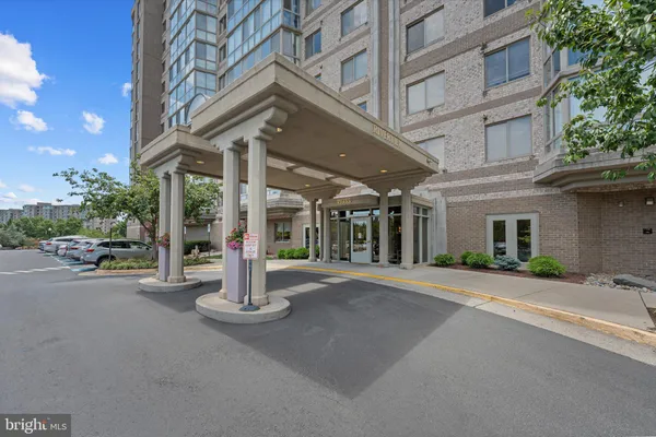Property Slideshow image 2 of 25 | 19355 cypress ridge ter 514, Leesburg, VA, 20176