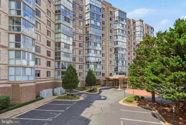 Property Slideshow image 3 of 40 | 19385 cypress ridge ter 1122, Leesburg, VA, 20176