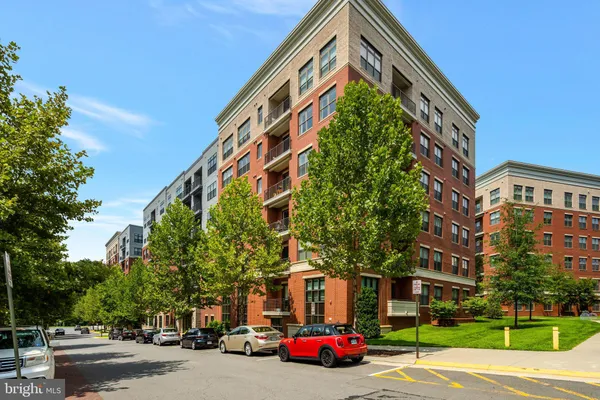 Property Slideshow image 2 of 56 | 9500 sprague ave 403, Fairfax, VA, 22031
