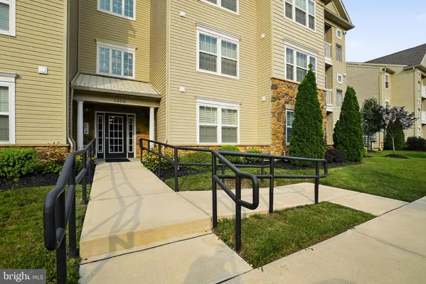 Property Slideshow image 3 of 17 | 1503 moore st 303, Bristol, PA, 19007