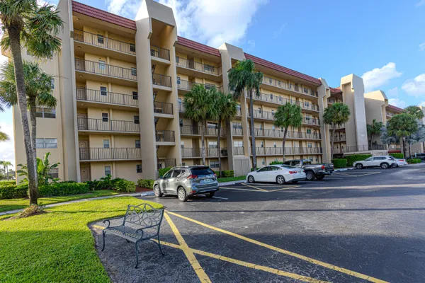 Property Slideshow image 3 of 41 | 3755 via poinciana apt 101, Lake Worth, FL, 33467