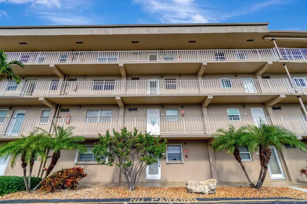 Property Slideshow image 2 of 46 | 2300 ne 1st ln apt 307, Boynton Beach, FL, 33435