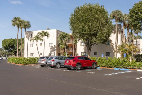 Property Slideshow image 2 of 37 | 5250 las verdes cir apt 116, Delray Beach, FL, 33484