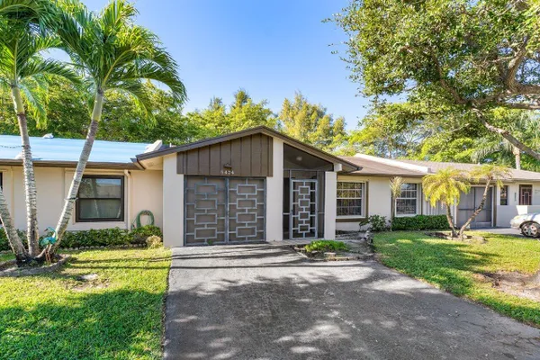 Property Slideshow image 2 of 28 | 5424 viburnum cir, Delray Beach, FL, 33484