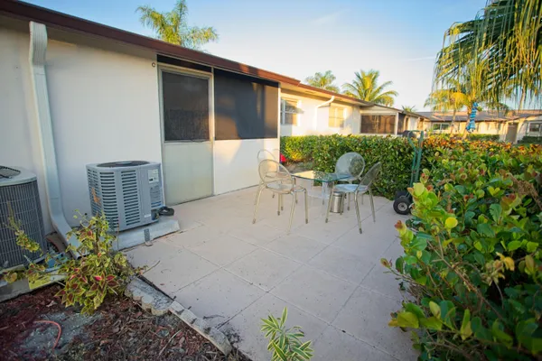 Property Slideshow image 2 of 41 | 2833 crosley dr c, West Palm Beach, FL, 33415