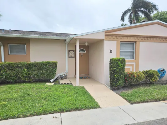 Property Slideshow image 2 of 23 | 2592 dudley dr d, West Palm Beach, FL, 33415