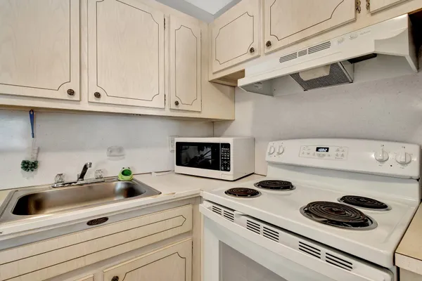 Property Slideshow image 3 of 22 | 320 horizons 210, Boynton Beach, FL, 33435