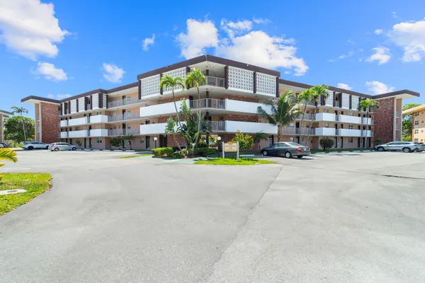 Property Slideshow image 2 of 33 | 2951 nw 46th ave apt 306, Lauderdale Lakes, FL, 33313