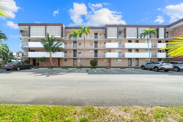 Property Slideshow image 3 of 33 | 2951 nw 46th ave apt 306, Lauderdale Lakes, FL, 33313