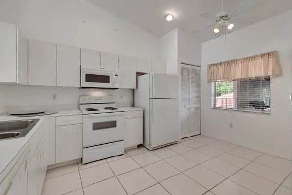 Property Slideshow image 3 of 55 | 5952 regal glen dr 204, Boynton Beach, FL, 33437