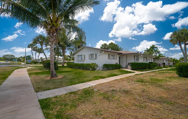Property Slideshow image 3 of 30 | 2805 crosley dr h, West Palm Beach, FL, 33415