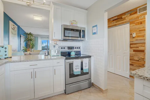 Property Slideshow image 3 of 34 | 2724 garden dr n apt 302, Lake Worth, FL, 33461