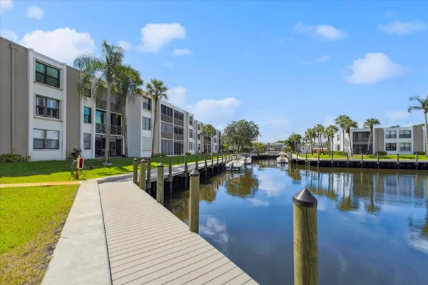 Property Slideshow image 3 of 30 | 1950 sw palm city rd apt 6202, Stuart, FL, 34994