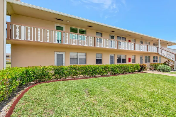 Property Slideshow image 3 of 54 | 229 chatham k, West Palm Beach, FL, 33417