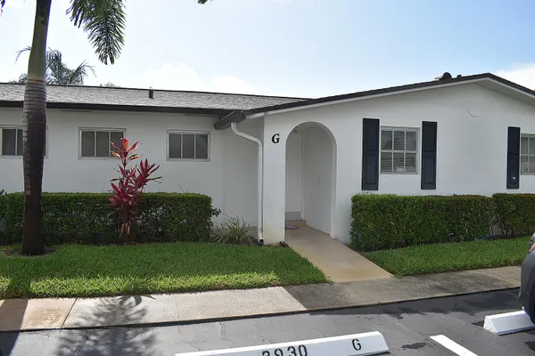 Property Slideshow image 2 of 33 | 2930 crosley dr g, West Palm Beach, FL, 33415