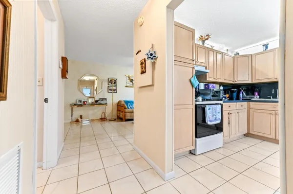 Property Slideshow image 3 of 29 | 109 lake rebecca dr # 109, West Palm Beach, FL, 33411