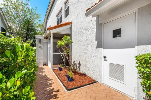 Property Slideshow image 3 of 49 | 7685 springwater pl 201, Boynton Beach, FL, 33437